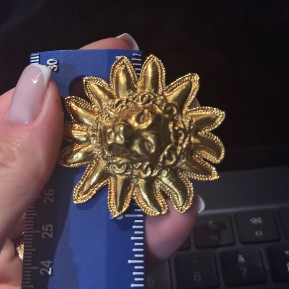 LOT 2058 Stunning 24K gold plated CHANEL vintage lion sun  brooch - Picture 5 of 5